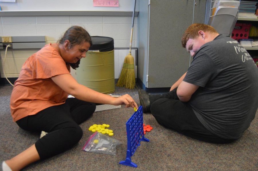 Senior Emily Ray and Kyle Kilgore play Connect Four during their free time in Maggie Cooper’s class (Photo by Olivia Lighty). 